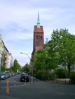 Die Kanzlei befindet sich schräg gegenüber der Kirche in dem grünen Haus, das am linken Bildrand zu erkennen ist